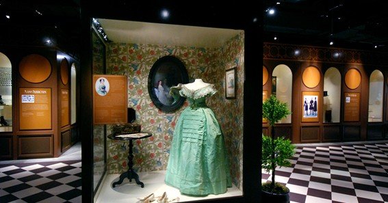 green dressfrom the 19190 and why was it bad