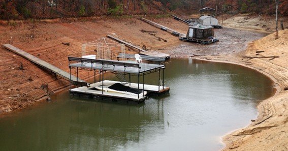 how many gallons of water was in lake lanier